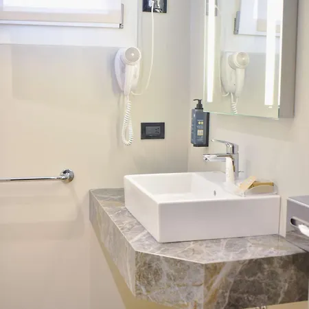 Western Borgolecco Hotel 4*